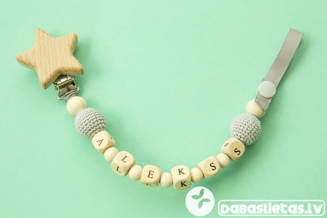 knupja-turetajs-ar-vardu-kniedi