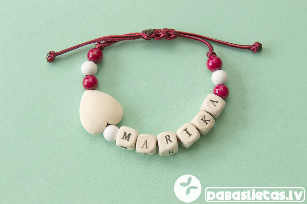 koka-rokasspradze-latviska-tautiska