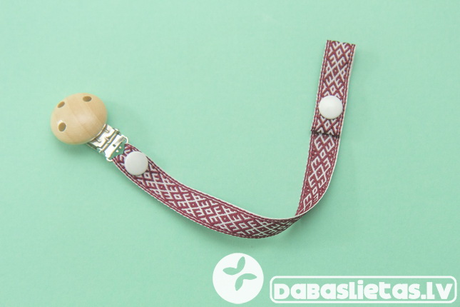 latvisks-knupisa-turetajs-ar-siedpogu-prievite